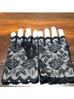 Beautiful vintage style lace fingerless gloves, black .New.